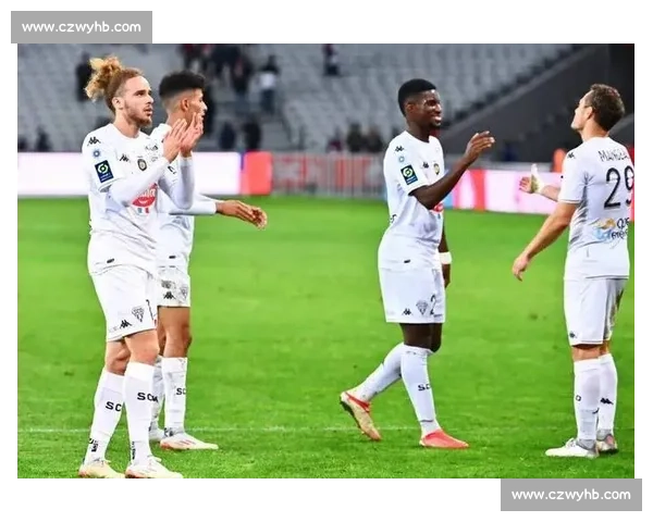 昂热迎战里昂精彩对决回顾 激烈角逐展现足球技艺与团队默契 昂热迎战里昂精彩对决回顾 激烈角逐展现足球技艺与团队默契